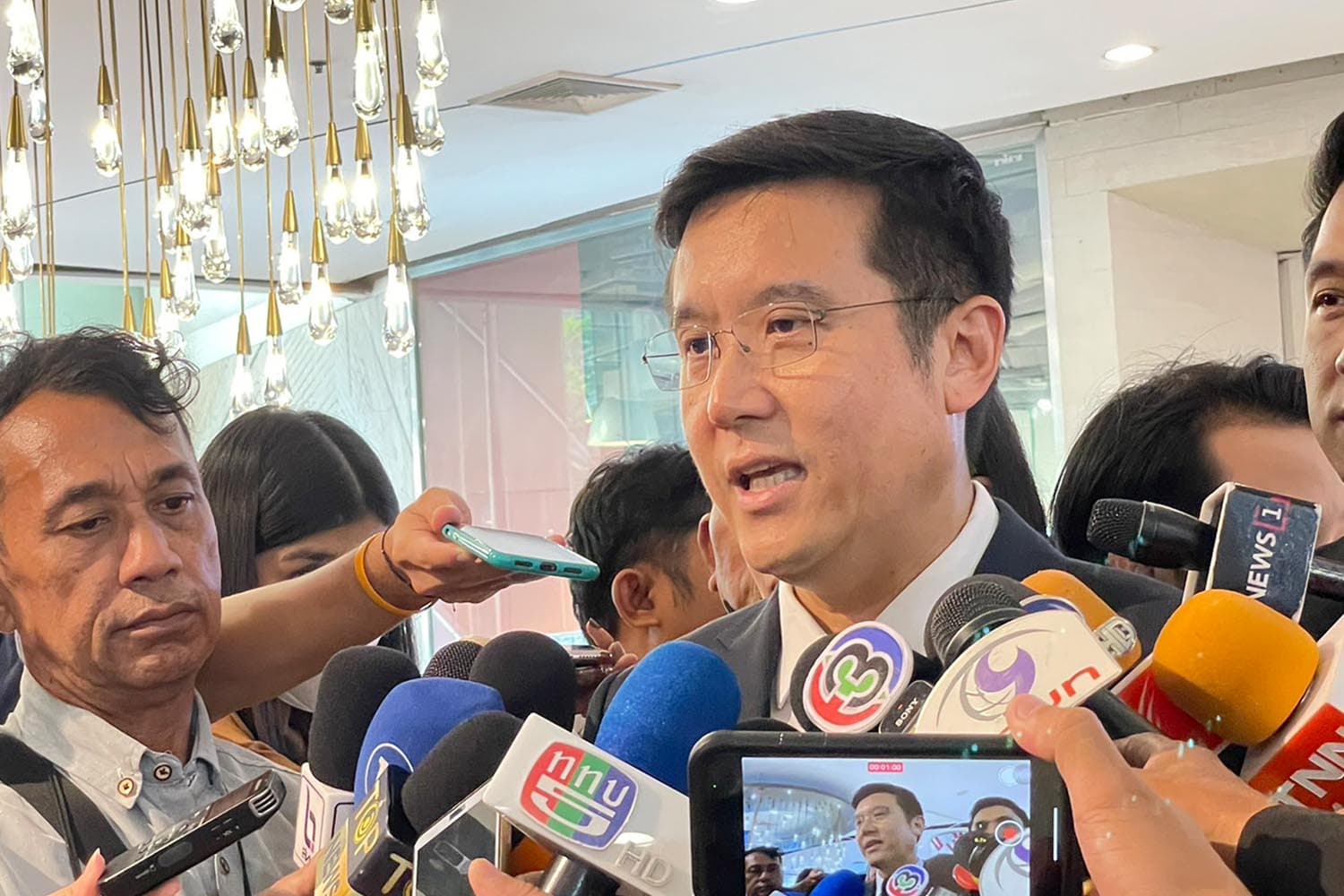 Chaiwut_denied_news_about_MFP_ask_for_vote_from_PPP_SPACEBAR_Hero_f8b93c2d56.jpeg