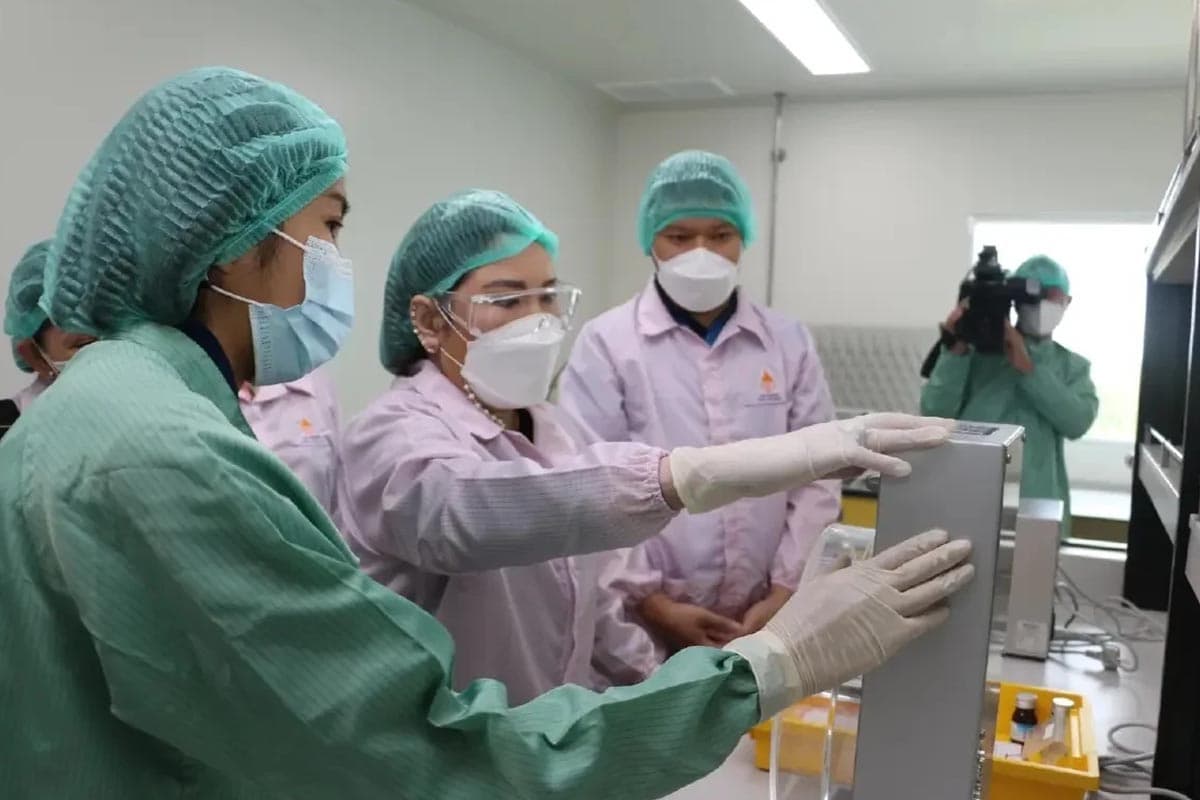 Chulabhorn-Royal-Academy-produces-IMCRANIB100-the-first-pill-based-targeted-cancer-treatment-in-Thailand-SPACEBAR-Photo02.jpg