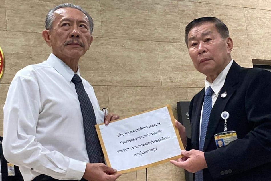 Chuwit_gave_evidence_Sereepisuth_to_investigate_Santhana_SPACEBAR_Photo01_26ac6ce58c.jpeg
