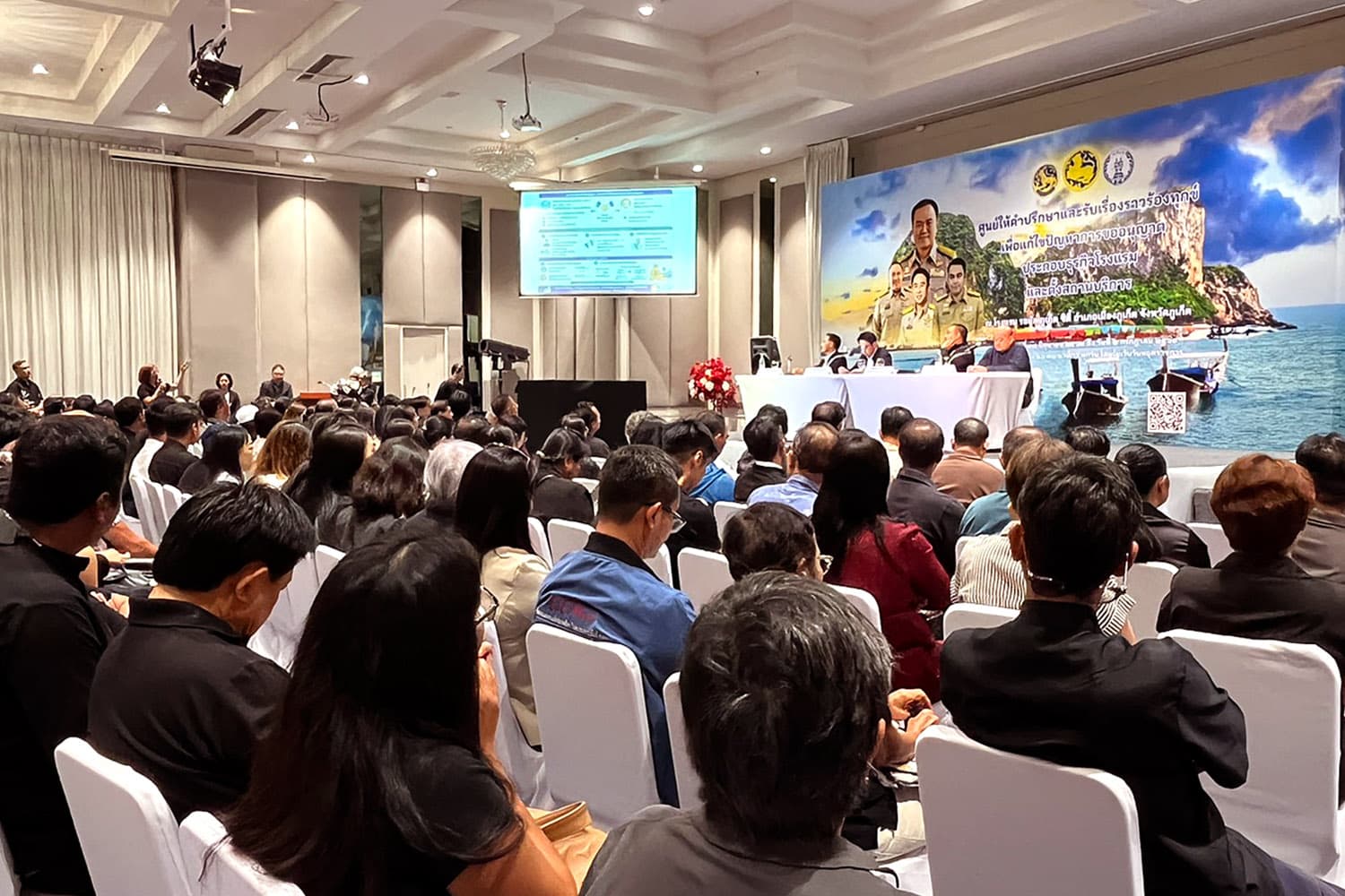 “โรงแรมเล็กภูเก็ต” หวั่นอนาคตธุรกิจ หลังติดปมใบอนุญาตกว่า 10 ปี ‘พลพีร์’ รับฟังปัญหา เร่งปลดล็อกกฎ-ช่วยผู้ประกอบการเข้าสู่ระบบ