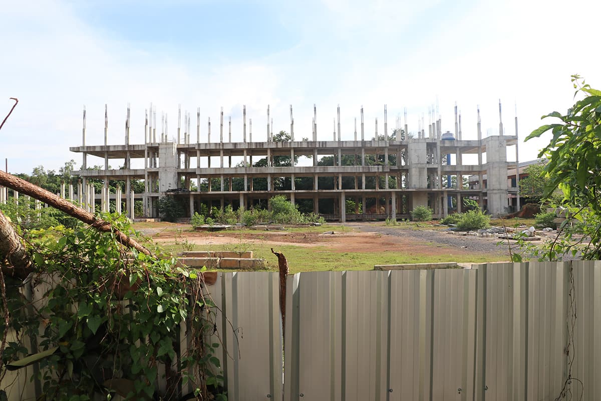 Construction_projects_in_Trang_have_been_abandoned_and_delayed_SPACEBAR_Photo02_deaf2d1319.jpg
