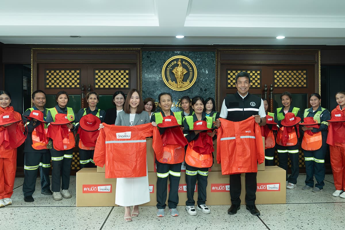 Decolgen_give_bangkok_officers_rainy_coats_SPACEBAR_Photo02_b734627b65.jpg