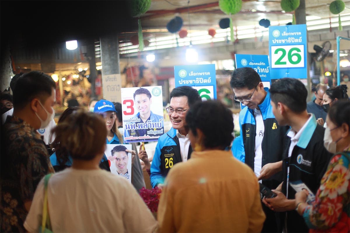 Democrat_Party_campaign_at_Khlong_Lat_Mayom_Market_SPACEBAR_Photo05_811fc248fb.jpeg