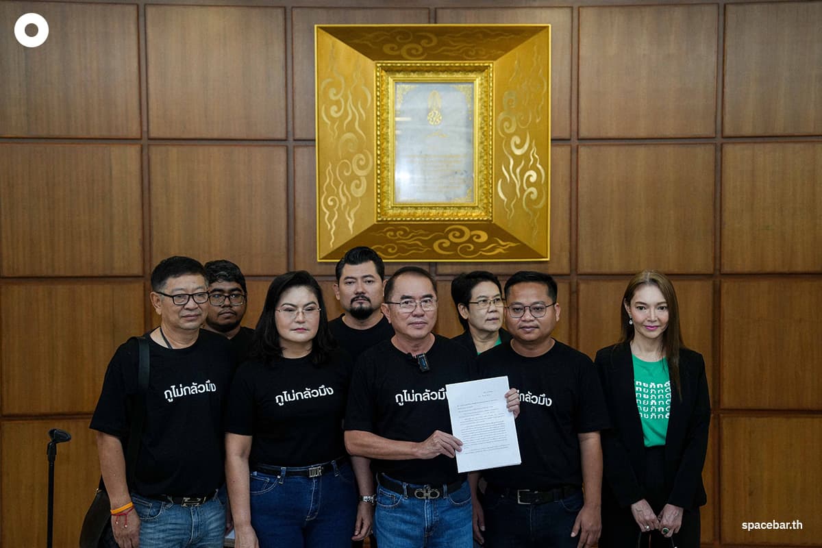 Doctor_Warong_complains_to_the_Election_Commission_that_Thaksin_dominates_the_Pheu_Thai_Party_SPACEBAR_Photo03_7e42df7ccd.jpg