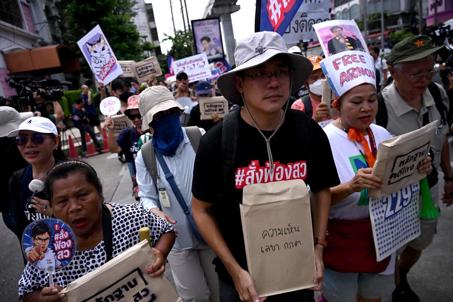 Photo Story ‘iLaw’ แสดงพลังครั้งสุดท้าย เริ่มขบวน สั่งฟ้อง 229 ‘คดีฮั้ว สว.’