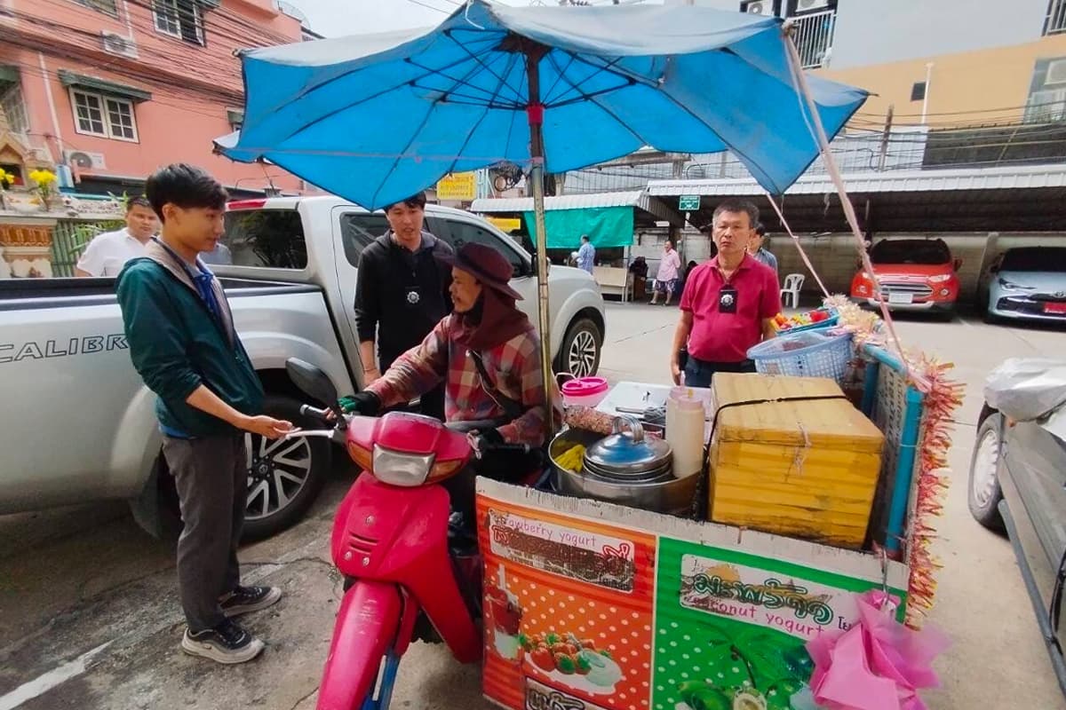 Economy_Catch_foreigners_hawkers_Selling_fruit_juice_in_Pathumwan_area_SPACEBAR_Photo01_812e32b61d.jpg