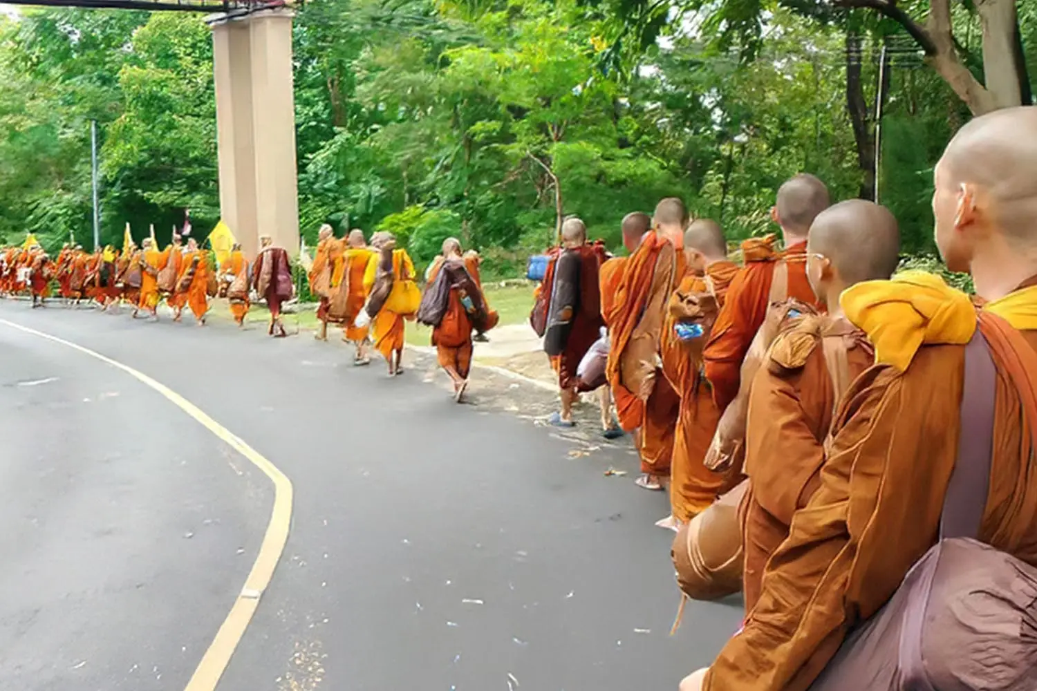 อุบัติเหตุรถชนพระธุดงค์ที่มุกดาหาร ผู้ว่าฯ อุบลฯ สั่งเร่งช่วยเหลือพระมรณภาพ 8 รูป
