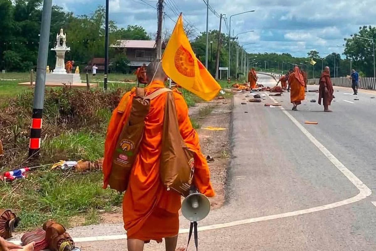Eight-Buddhist-monks-died-in-a-car-accident-in-Mukdahan-province-SPACEBAR-Photo05.jpg