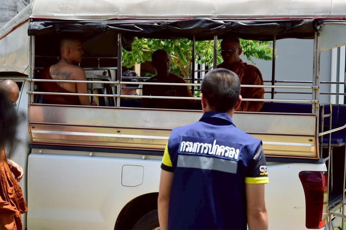 Eight-Buddhist-monks-died-in-a-car-accident-in-Mukdahan-province-SPACEBAR-Photo08.jpg