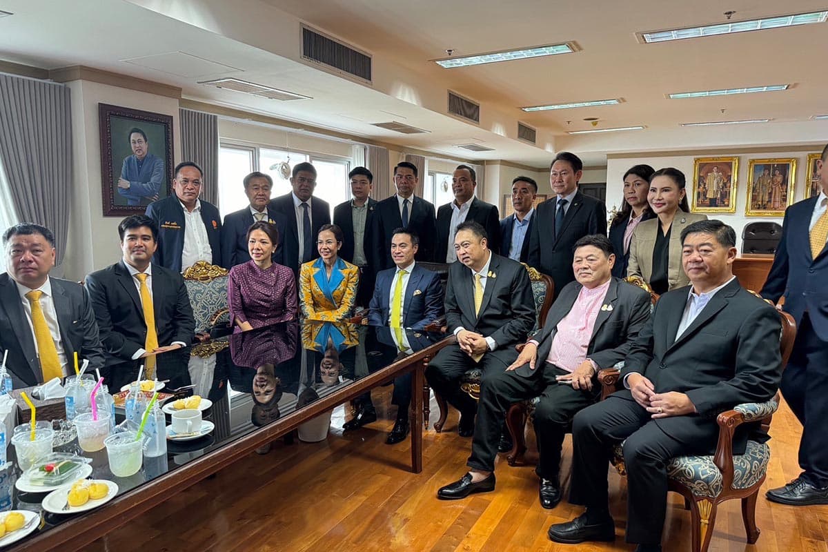 Ekkanat_leads_the_team_of_United_Thai_Nation_Party_M_Ps_to_welcome_Suchart_to_the_position_SPACEBAR_Photo01_48552d76e6.jpg