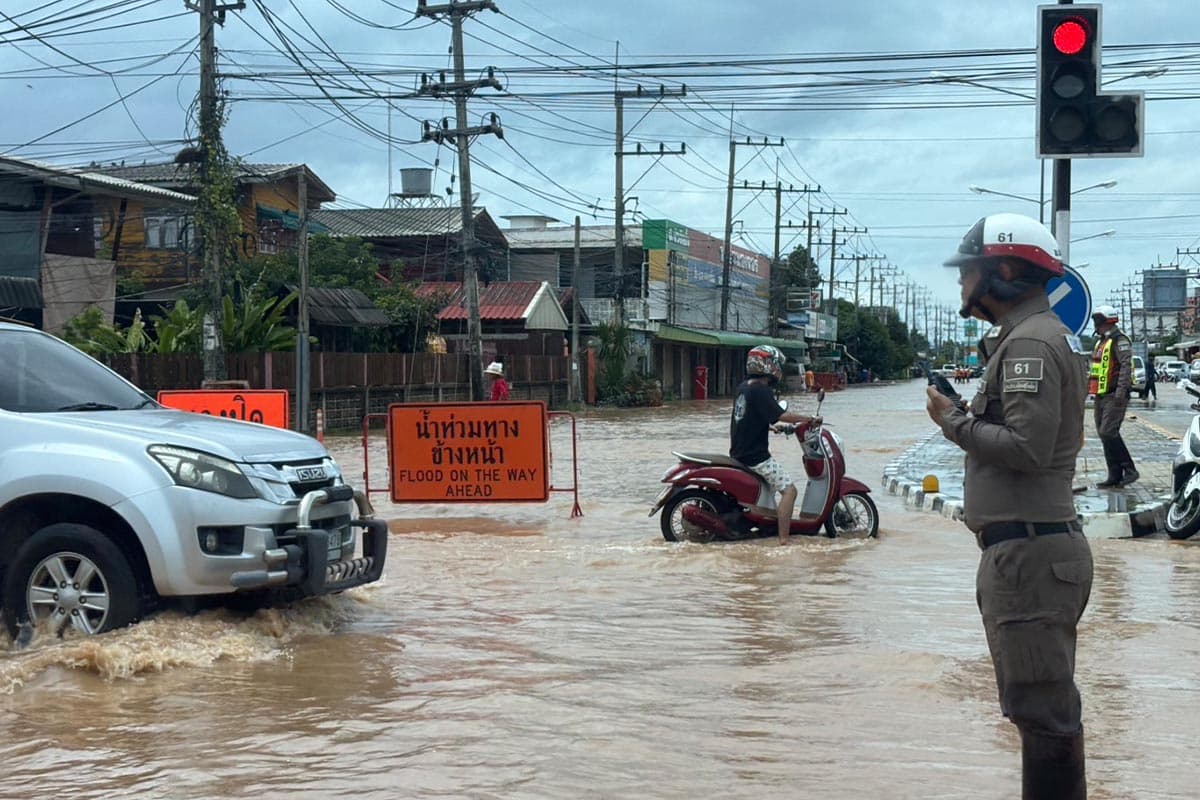 Flooding-in-Sukhothai-is-critical-Yom-River-has-overflowed-its-banks- breaking-several-embankments-and-flooding-communities-SPACEBAR-Photo01.jpg