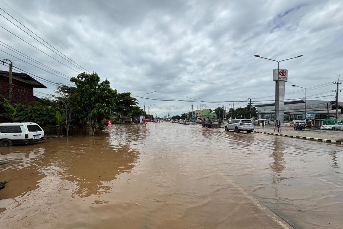 Flooding-in-Sukhothai-is-critical-Yom-River-has-overflowed-its-banks- breaking-several-embankments-and-flooding-communities-SPACEBAR-Photo02.jpg