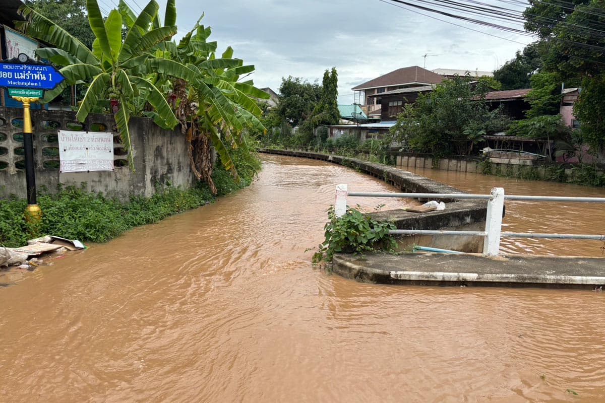 Flooding-in-Sukhothai-is-critical-Yom-River-has-overflowed-its-banks- breaking-several-embankments-and-flooding-communities-SPACEBAR-Photo03.jpg