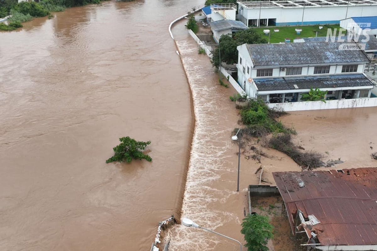 Flooding-in-Sukhothai-is-critical-Yom-River-has-overflowed-its-banks- breaking-several-embankments-and-flooding-communities-SPACEBAR-Photo07.jpg