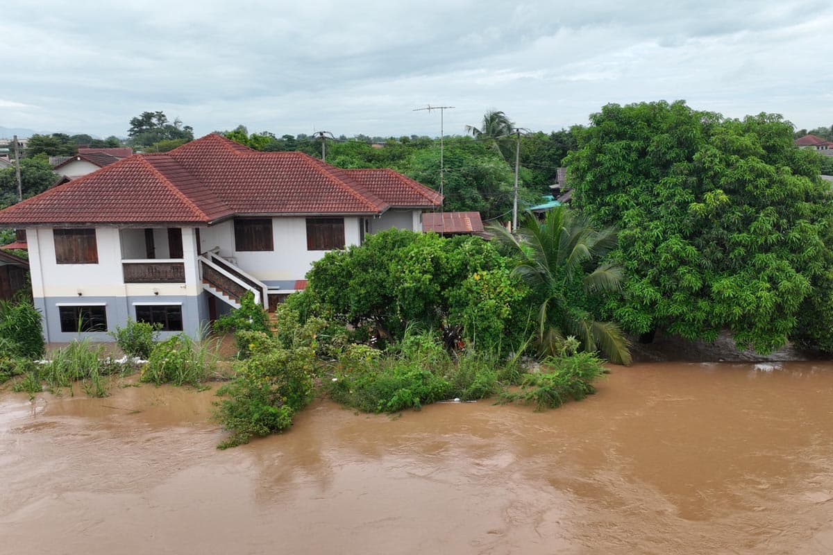 Flooding-in-Sukhothai-is-critical-Yom-River-has-overflowed-its-banks- breaking-several-embankments-and-flooding-communities-SPACEBAR-Photo08.jpg