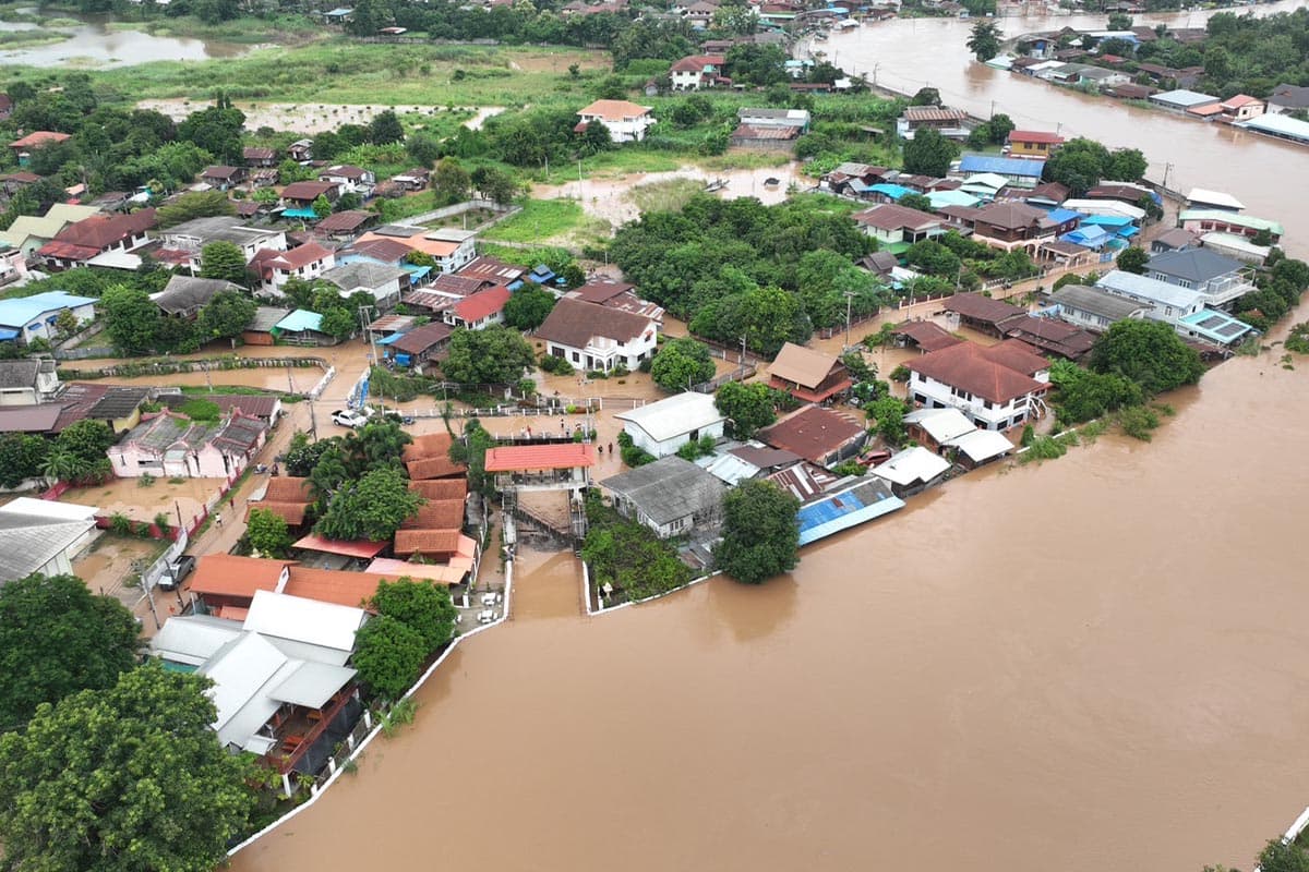 Flooding-in-Sukhothai-is-critical-Yom-River-has-overflowed-its-banks- breaking-several-embankments-and-flooding-communities-SPACEBAR-Photo09.jpg