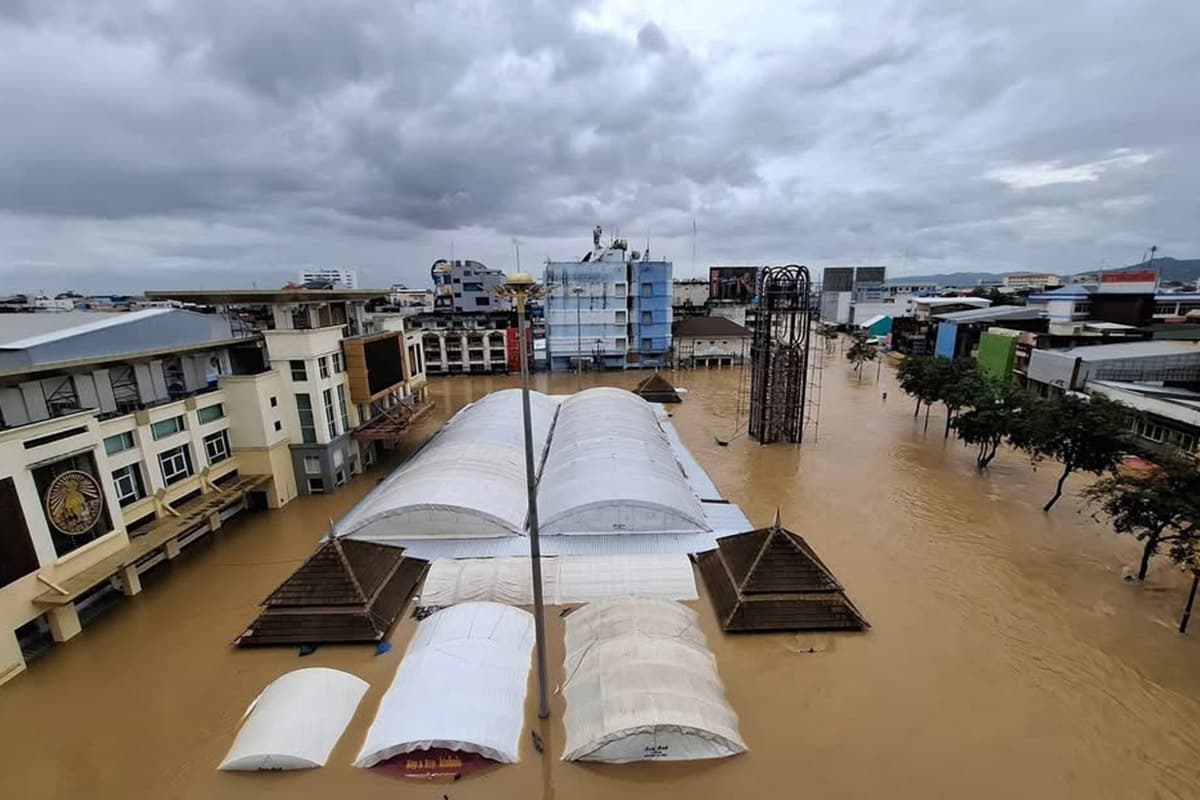 Flooding-in-the-South-remains-severe-Rain-warnings-continue-SPACEBAR-Photo01.jpg