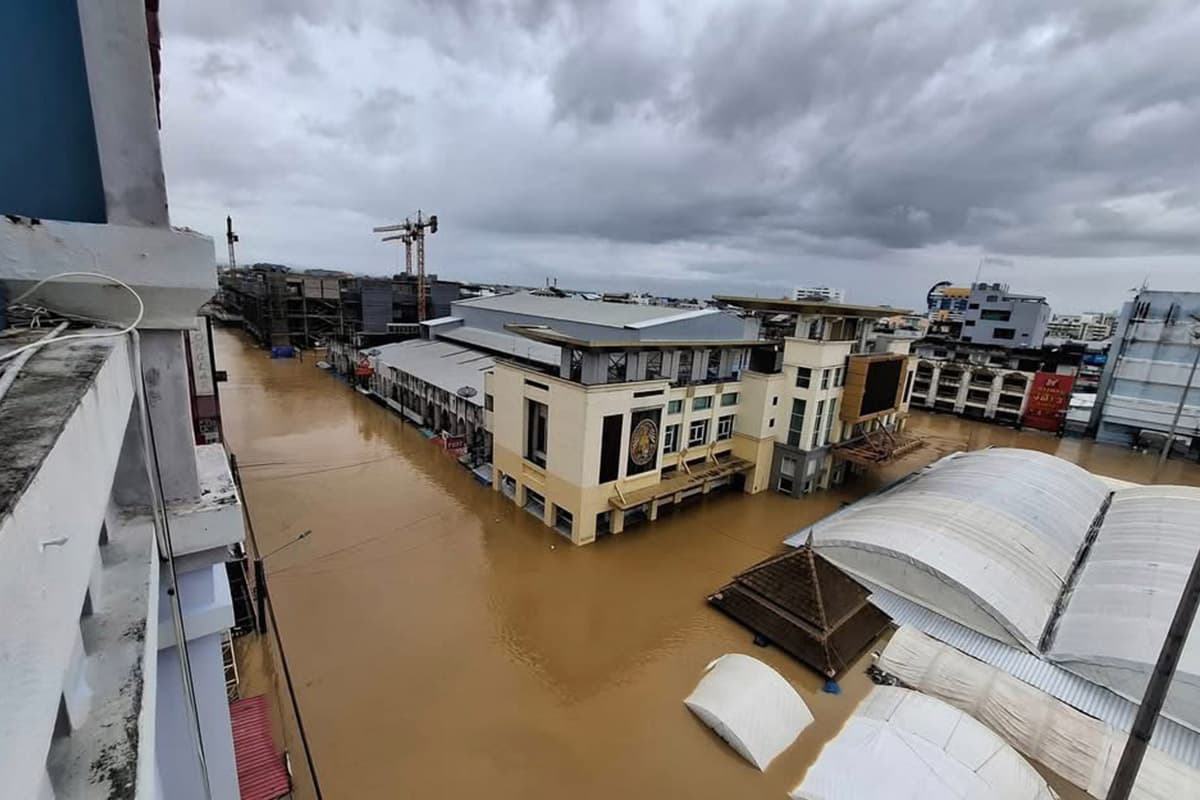 Flooding-in-the-South-remains-severe-Rain-warnings-continue-SPACEBAR-Photo02.jpg