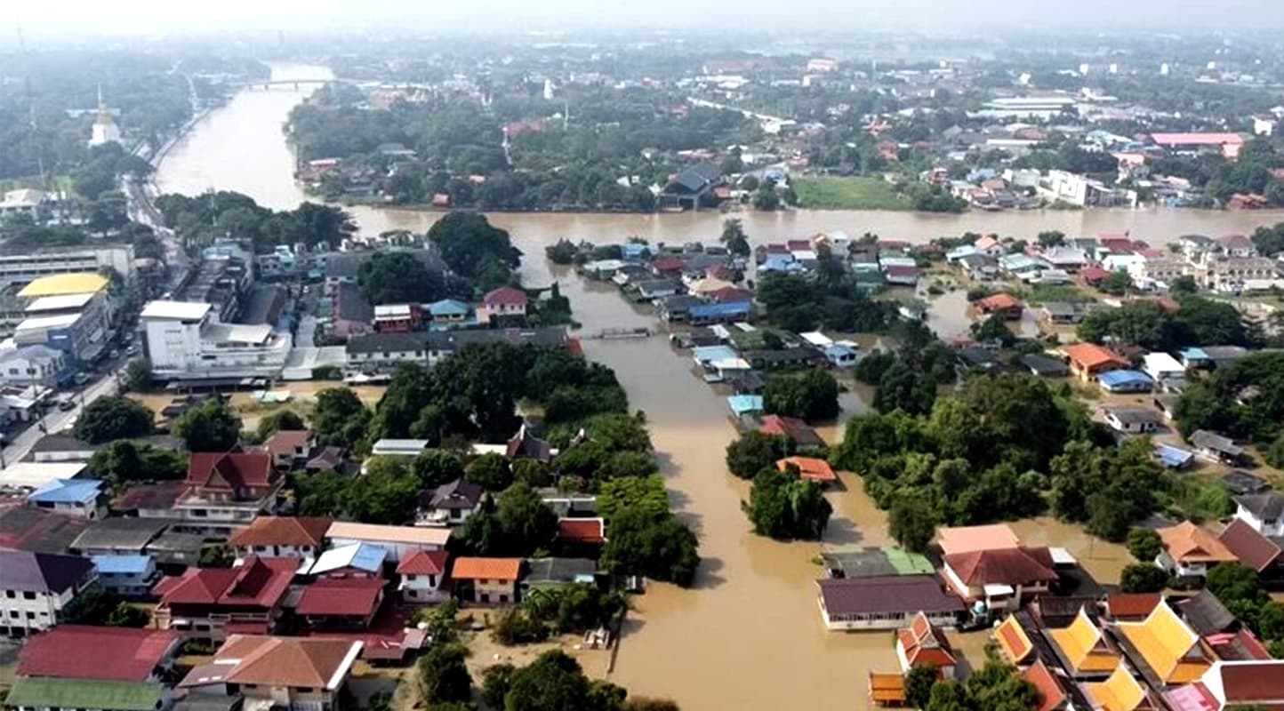 Flooding-situation-in-Ayutthaya-and-Ang Thong-is-spreading-widely-SPACEBAR-Photo01-1.jpg
