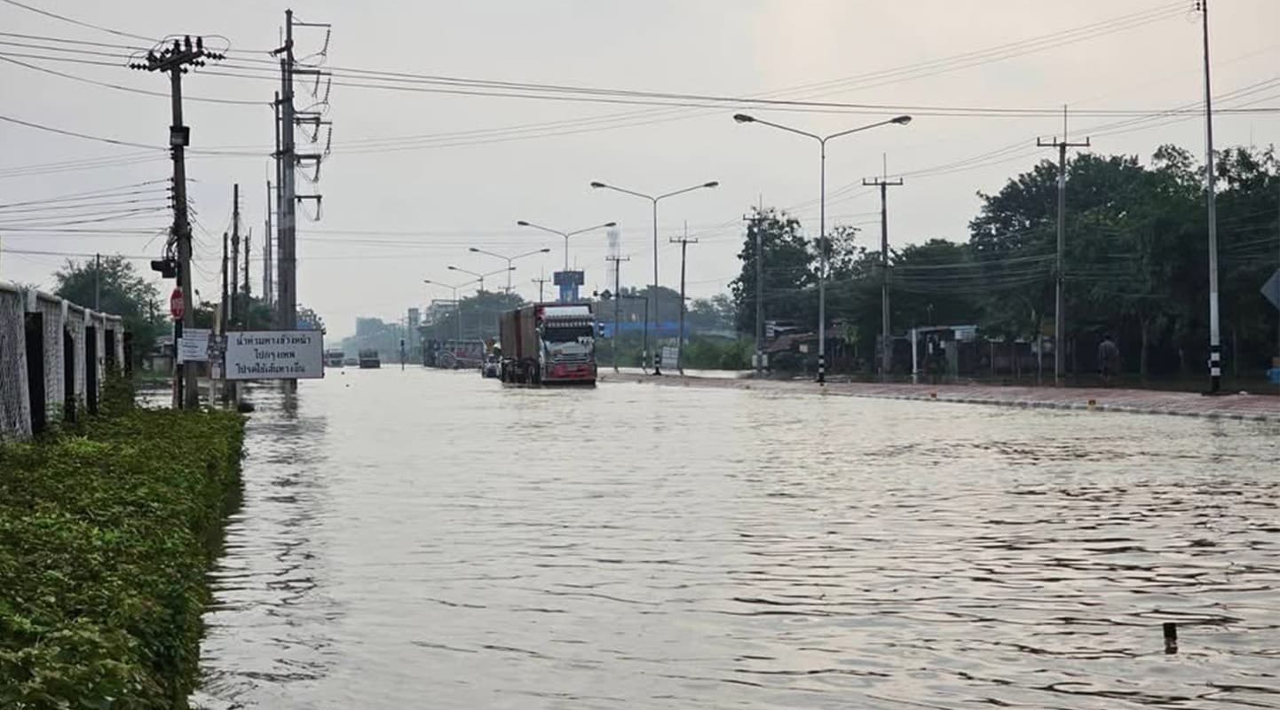 Flooding-situation-in-Ayutthaya-and-Ang Thong-is-spreading-widely-SPACEBAR-Photo04-1.jpg
