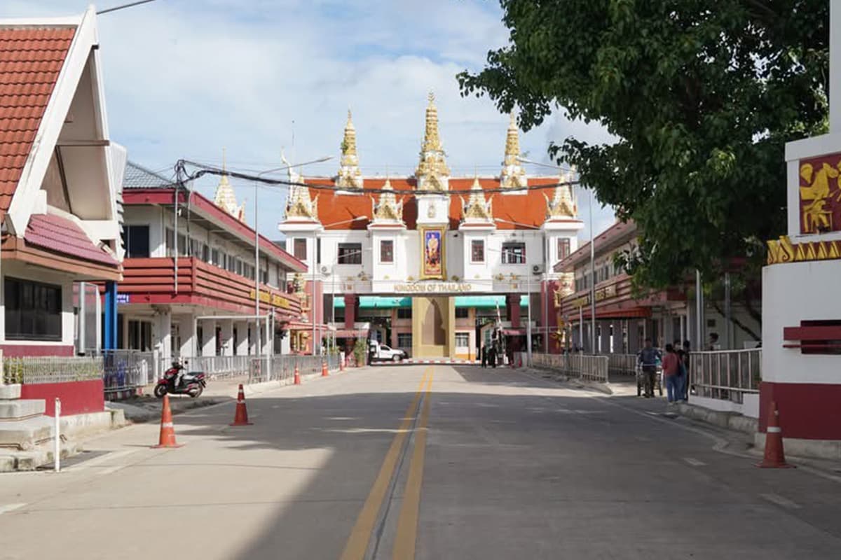 Follow-the-Thai-Cambodian-JBC-meeting-The-border-crossing-is-still-open-as-usual-SPACEBAR-Photo01.jpg