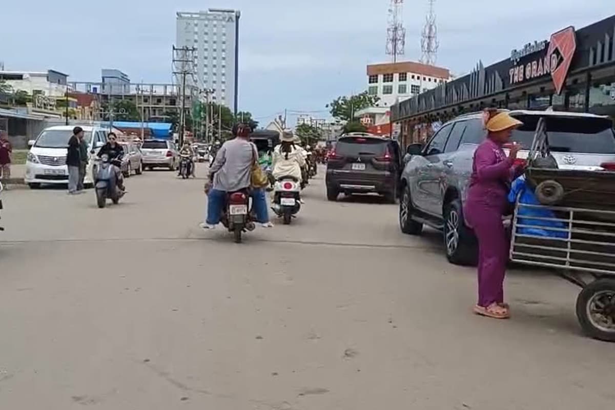 Follow-the-Thai-Cambodian-JBC-meeting-The-border-crossing-is-still-open-as-usual-SPACEBAR-Photo03.jpg