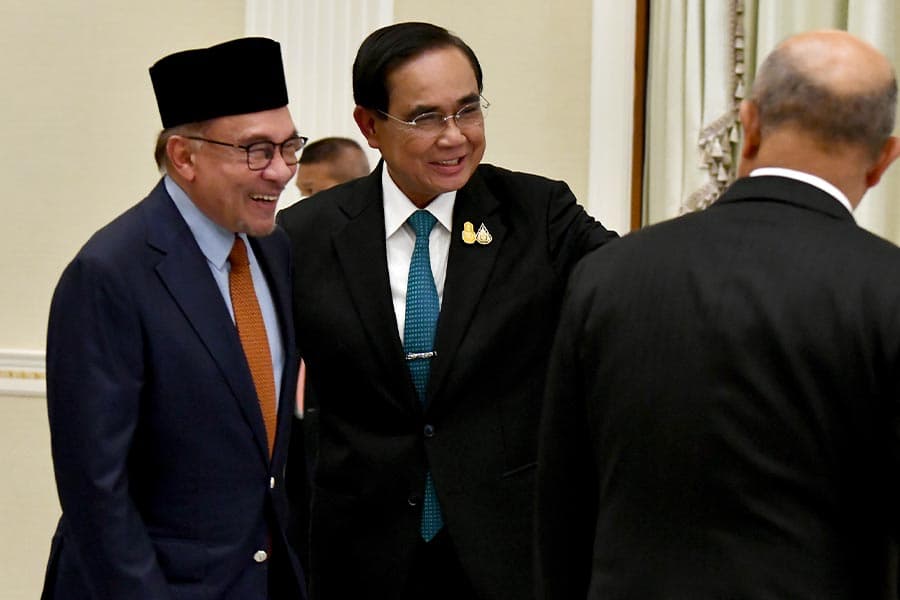Gen_Prayut_welcomes_PM_of_Malaysia_on_the_occasion_of_his_visit_Thailand_official_SPACEBAR_Photo07_6a76018fb5.jpeg