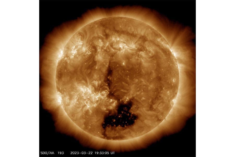 Giant_hole_on_the_sun_could_wreak_havoc_on_Earth_SPACEBAR_Photo01_947e94dc33.jpeg