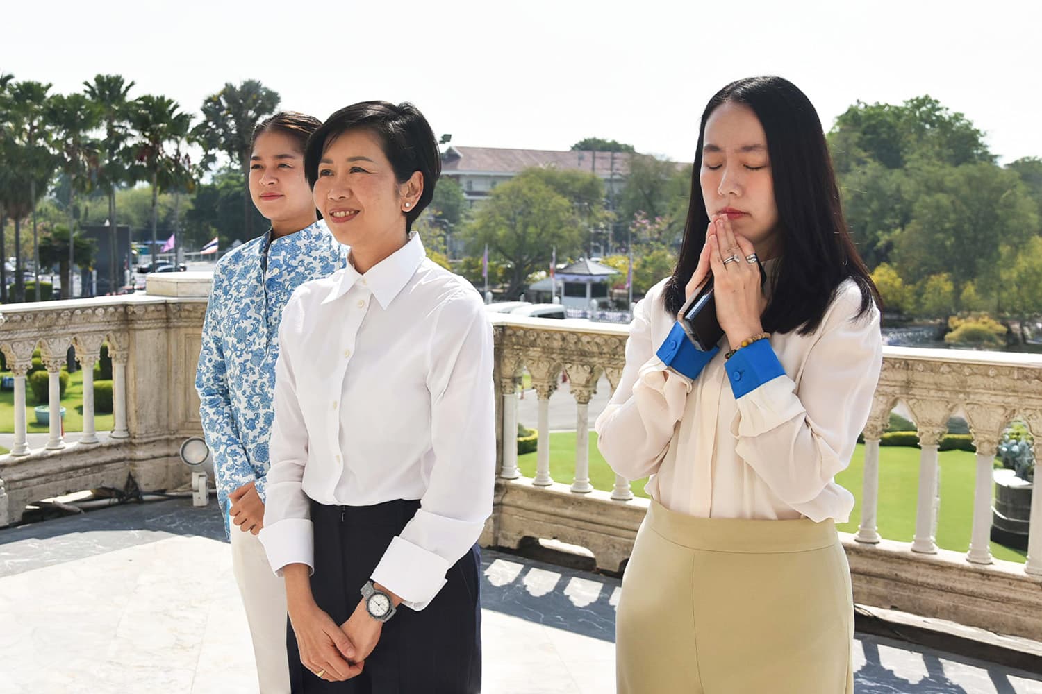 ไม่หวังดอกไม้ - ยอดไลก์ ‘ทีมโฆษกรัฐบาล’ ไหว้ ‘นายกฯ’