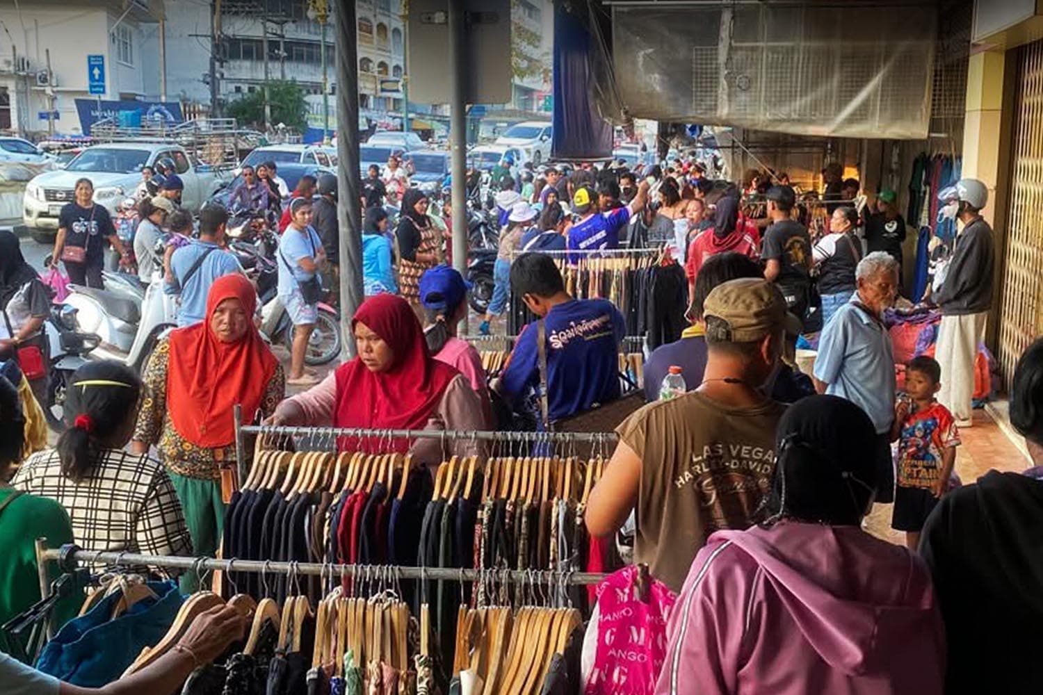ชาวหาดใหญ่แห่ซื้อ-ขายเสื้อผ้าจมน้ำราคาถูก วอนรัฐเร่งช่วยให้วิถีชีวิตกลับคืน