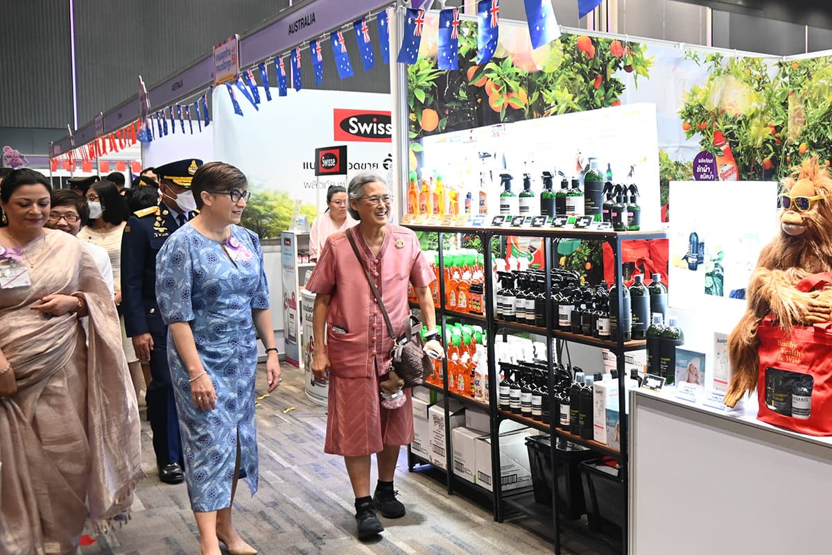 Her_Royal_Highness_Princess_Maha_Chakri_Sirindhorn_His_Majesty_opened_SPACEBAR_Photo05_46e5922820.jpg