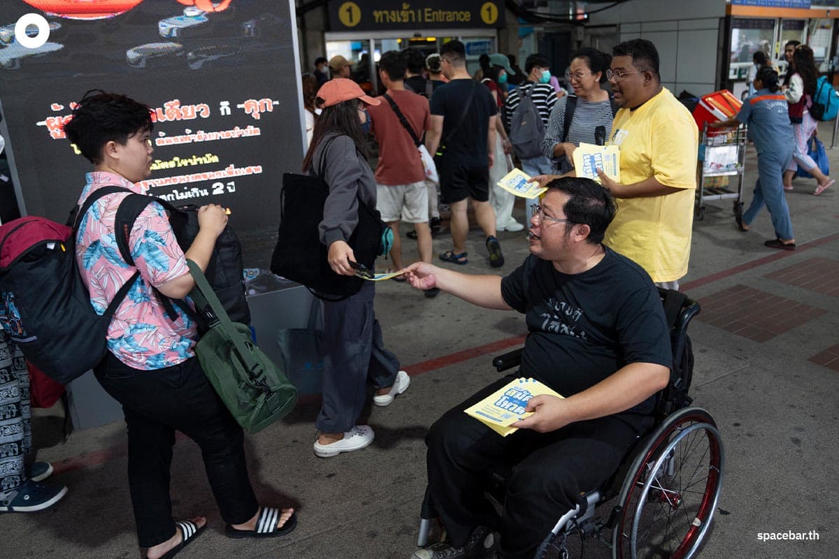 I_Law_distributes_information_documents_Apply_for_election_senator_SPACEBAR_Photo06_2cf7b68f87.jpg