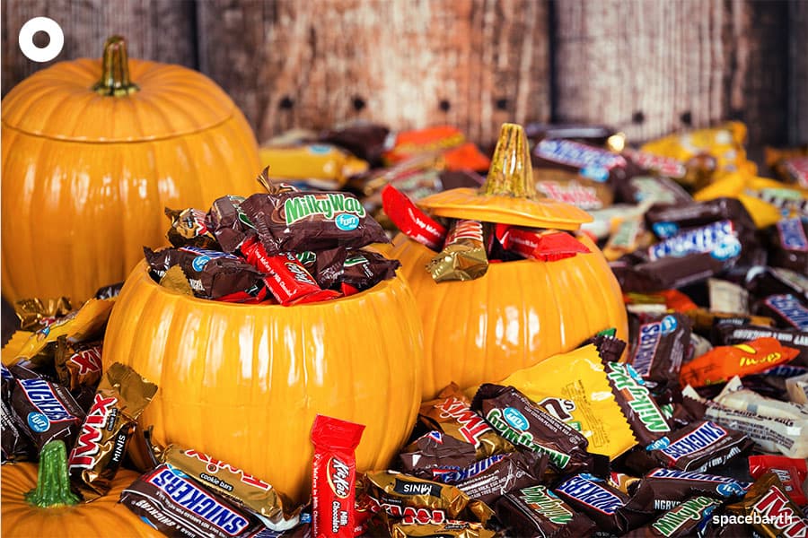 Iconic_Candies_Through_the_Decades_us_SPACEBAR_Photo01_c47a036570.jpeg