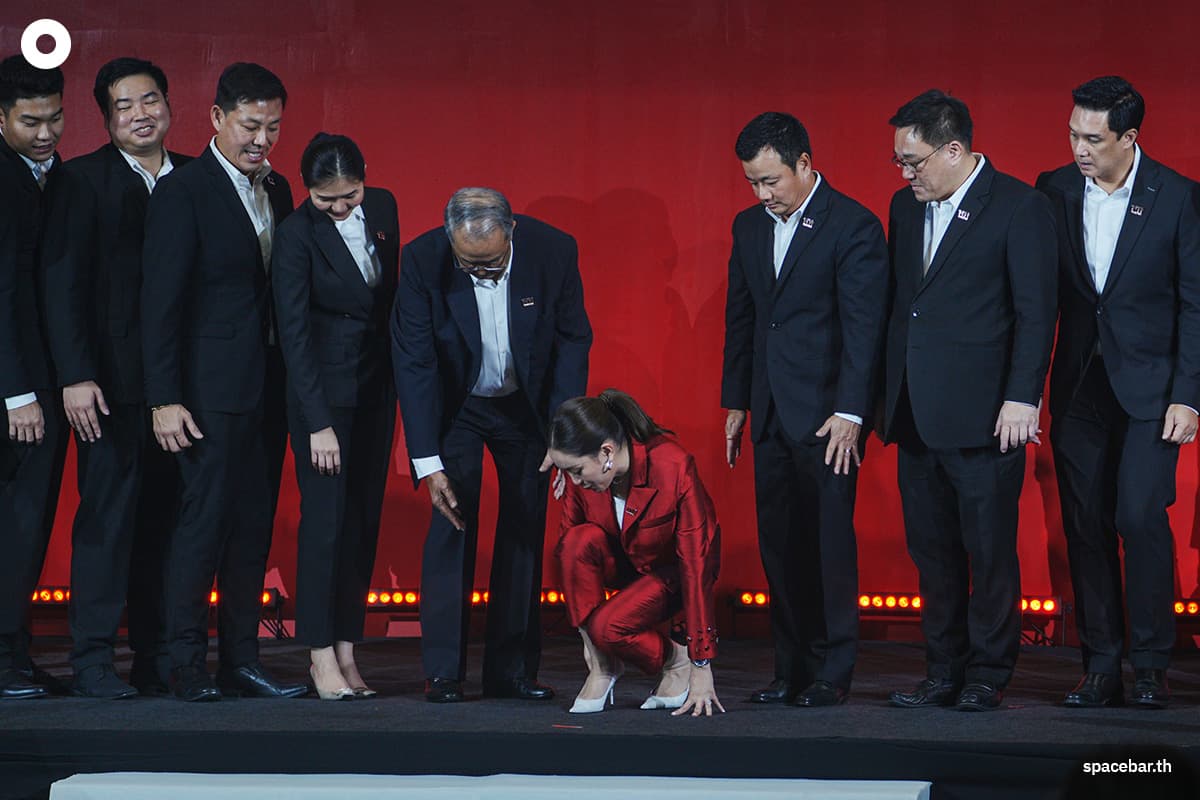Ink_Big_Thanks_Dad_Thaksin_after_lead_of_Pheuthai_Party_SPACEBAR_Photo04_4fdab207f9.jpg