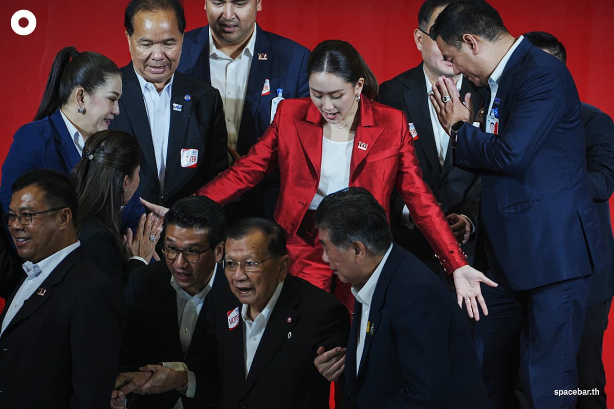 Ink_Big_Thanks_Dad_Thaksin_after_lead_of_Pheuthai_Party_SPACEBAR_Photo11_badcd76ff3.jpg