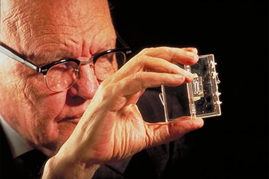 Jack_kilby_changed_the_world_inventor_of_microchip_SPACEBAR_Photo01_5f77ada998.jpeg