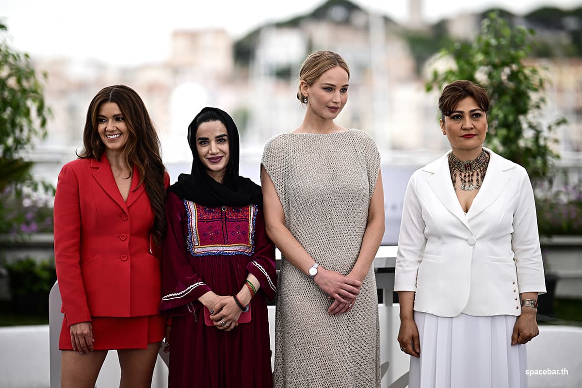 Jennifer_Lawrence_Produced_Bread_and_Roses_A_Documentary_Reflects_Lives_Of_Afghan_Women_SPACEBAR_Photo01_f6bf826943.jpeg