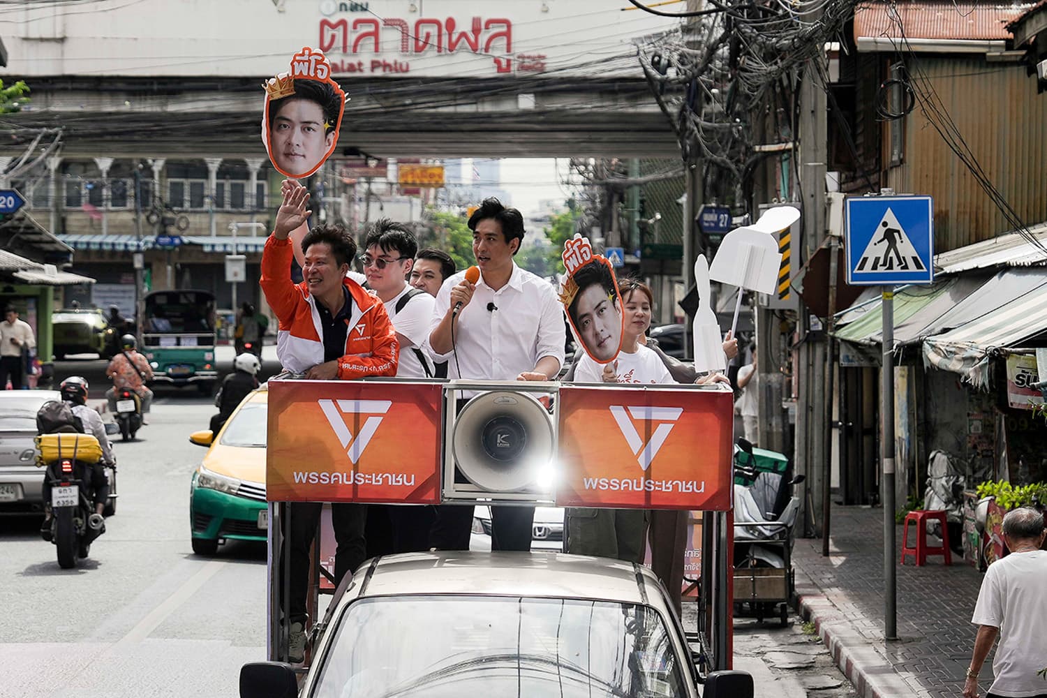 Photo Story 'โจ ชัยวัฒน์' ย้อนวันวานวัยเด็ก 'ตลาดพลู' หาเสียง-แนะนำตัวพ่อค้าแม่ค้า
