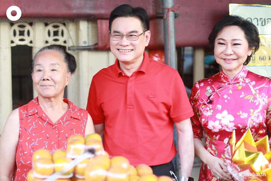 Jurin_leads_the_Democrat_Party_to_pay_homage_to_the_Chao_Pho_Suea_Shrine_SPACEBAR_Photo02_f745afb800.jpeg
