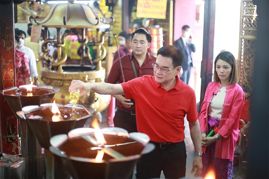 Jurin_leads_the_Democrat_Party_to_pay_homage_to_the_Chao_Pho_Suea_Shrine_SPACEBAR_Photo03_c3dc1360c1.jpeg