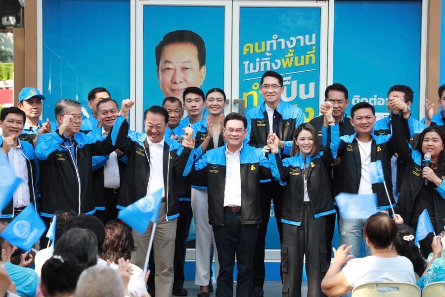 Jurin_led_the_Democrat_to_open_a_polling_center_in_Phra_Khanong_Bang_Na_district_SPACEBAR_Photo03_be7785dd67.jpeg