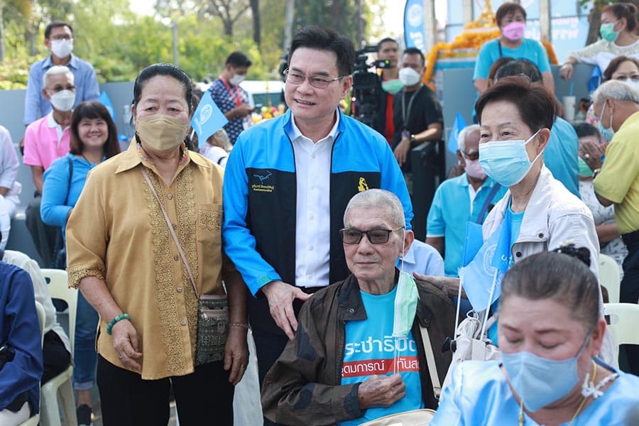 Jurin_led_the_Democrat_to_open_a_polling_center_in_Phra_Khanong_Bang_Na_district_SPACEBAR_Photo04_8accff0d96.jpeg