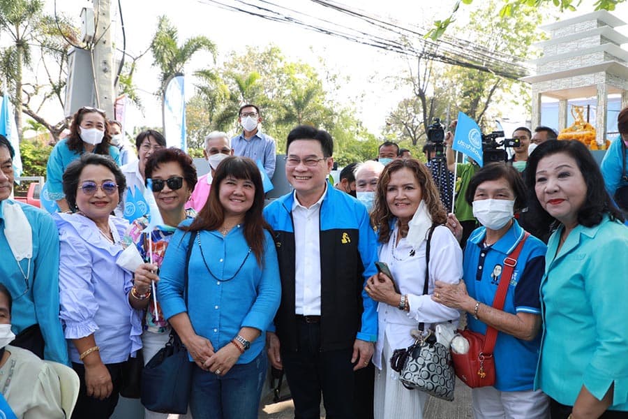 Jurin_led_the_Democrat_to_open_a_polling_center_in_Phra_Khanong_Bang_Na_district_SPACEBAR_Photo05_34c1bc12aa.jpeg