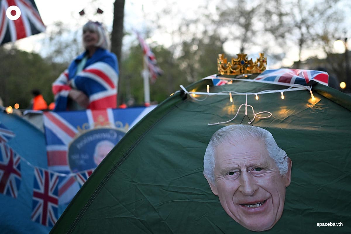 King_Charles_surprise_coronation_outside_Buckingham_Palace_SPACEBAR_Photo06_65d80d6966.jpeg