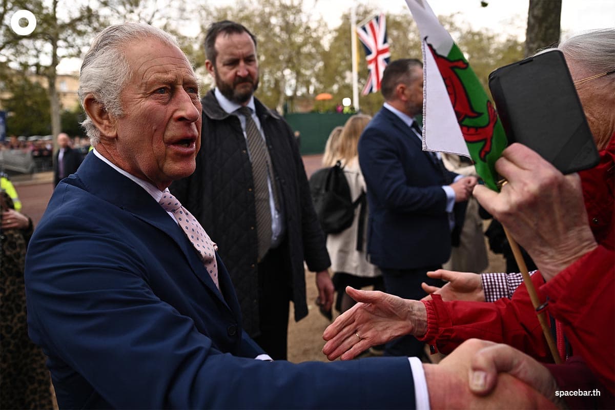 King_Charles_surprise_coronation_outside_Buckingham_Palace_SPACEBAR_Photo08_20bf123f42.jpeg