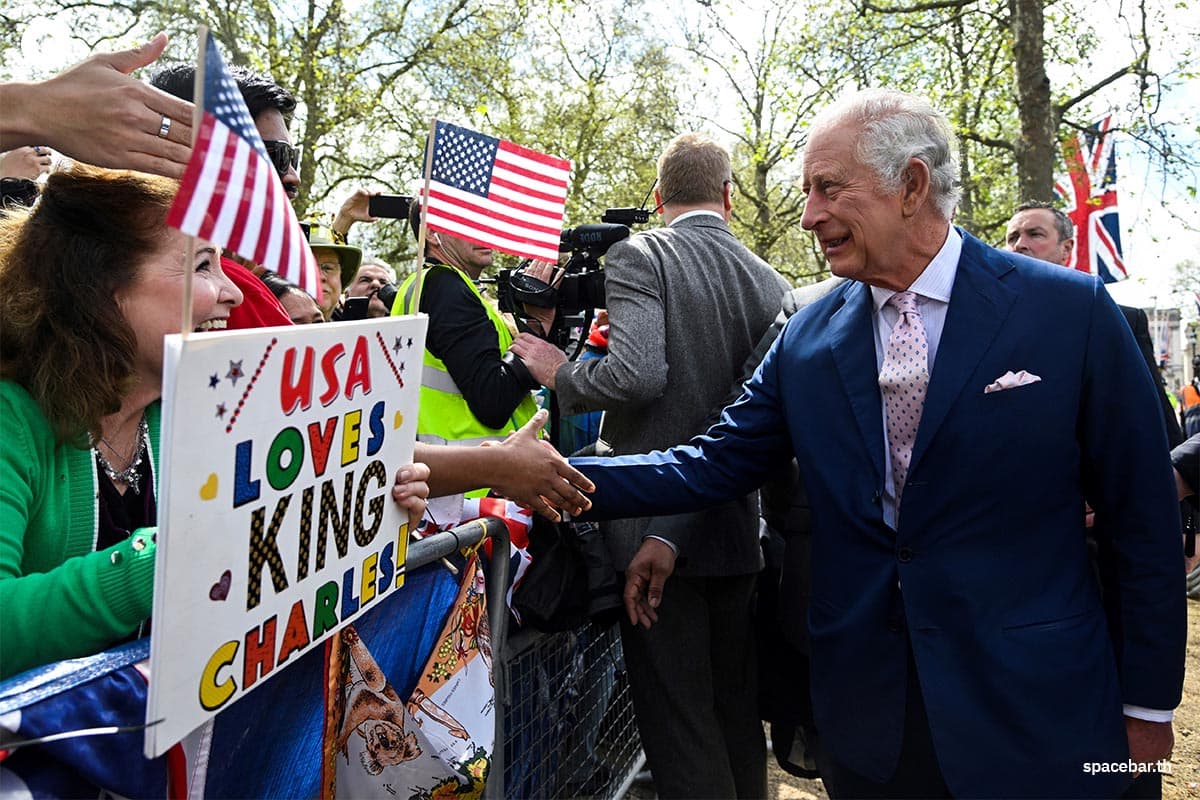 King_Charles_surprise_coronation_outside_Buckingham_Palace_SPACEBAR_Photo09_6f4b67a1e6.jpeg