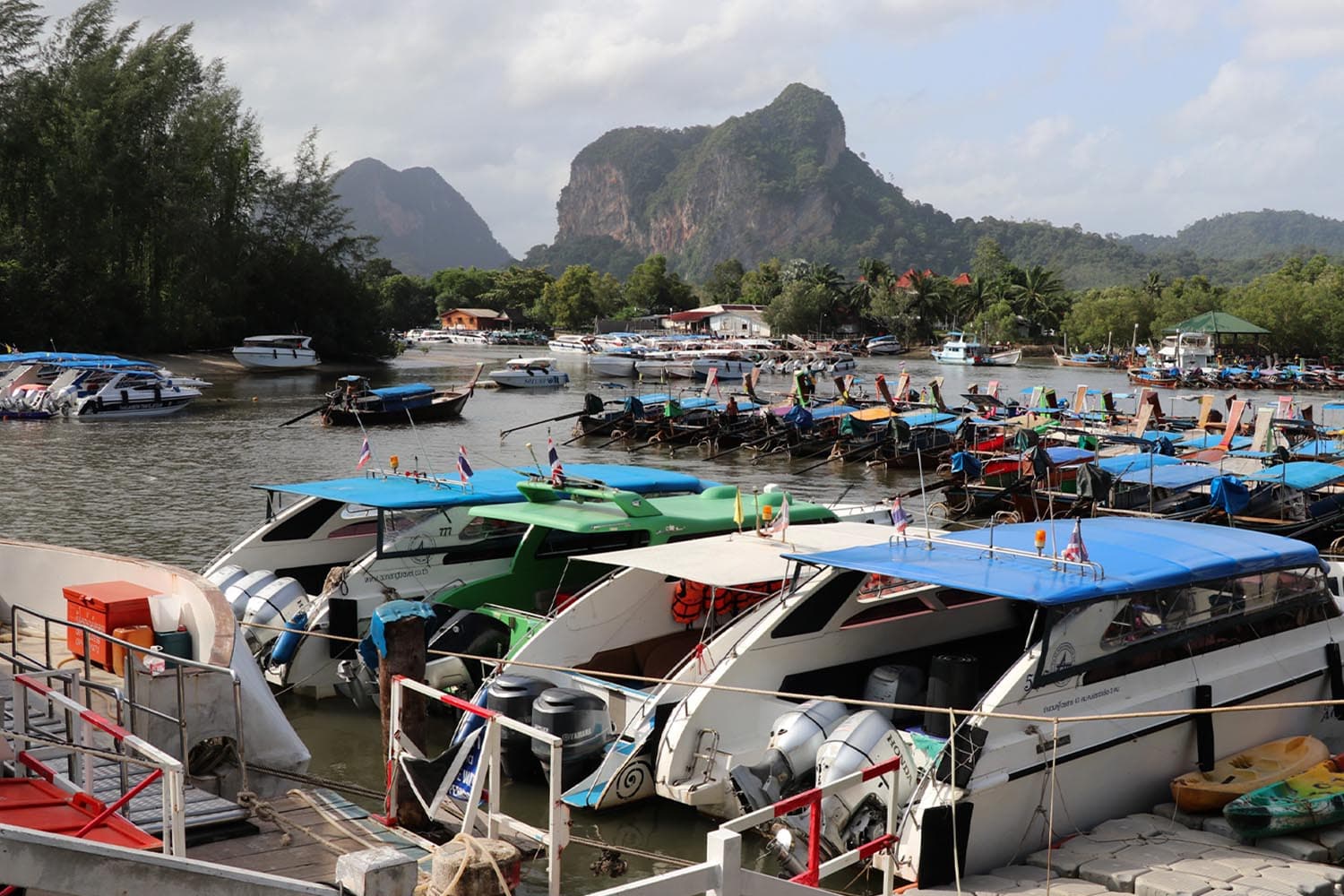 การท่องเที่ยวจังหวัดกระบี่บูม นทท.ทะลัก 3,808 เที่ยวบินช่วงไฮซีซั่น คาดสร้างรายได้ทะลุแสนล้านสิ้นปี 2568