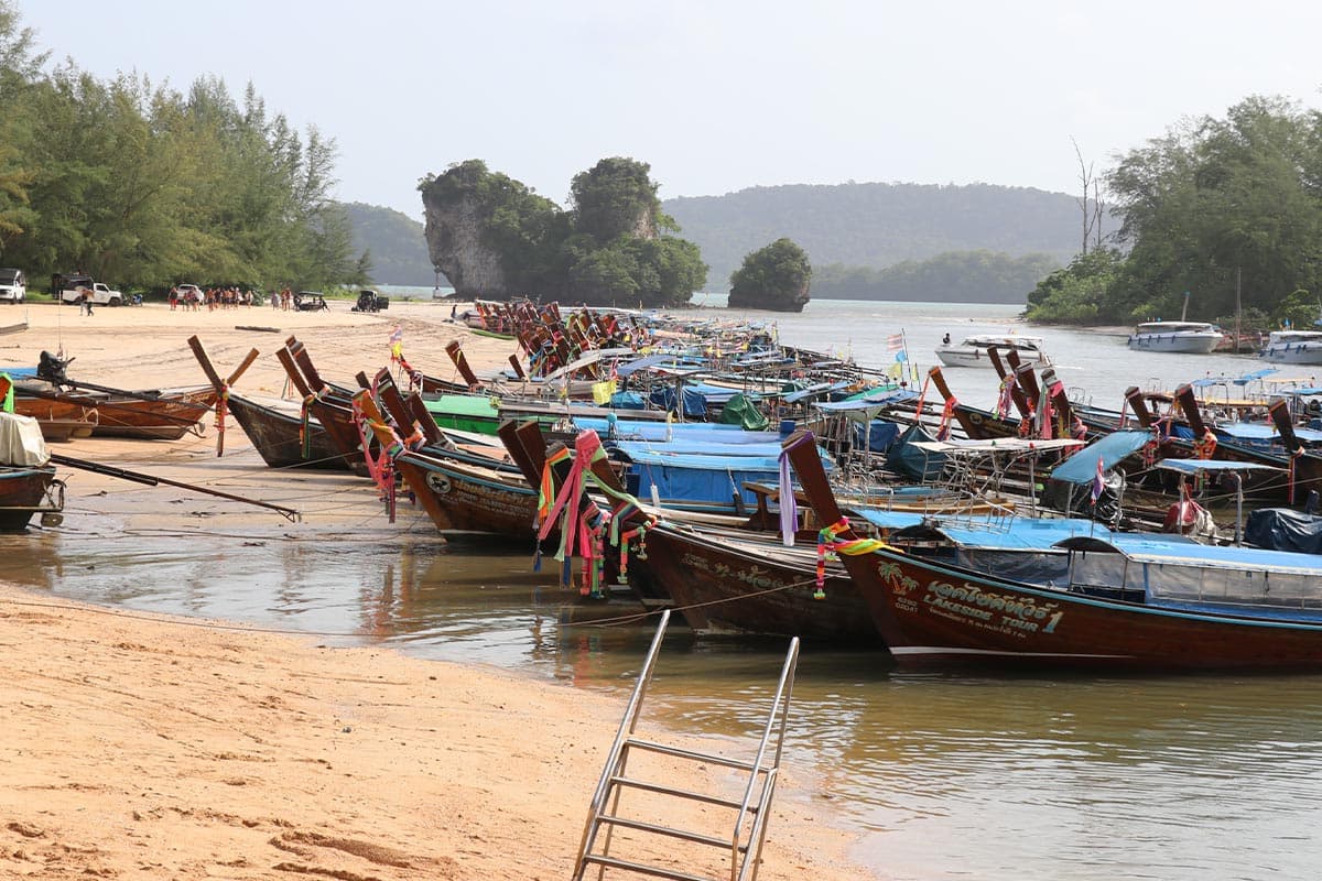 Krabi-tourism-booms-tourists-flood-in-during-high-season-revenue-expected-to-exceed-100-billion-baht-by-the-end-of-2025-SPACEBAR-Photo01-2.jpg
