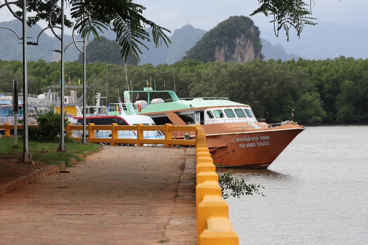 Krabi-tourism-booms-tourists-flood-in-during-high-season-revenue-expected-to-exceed-100-billion-baht-by-the-end-of-2025-SPACEBAR-Photo03-2.jpg