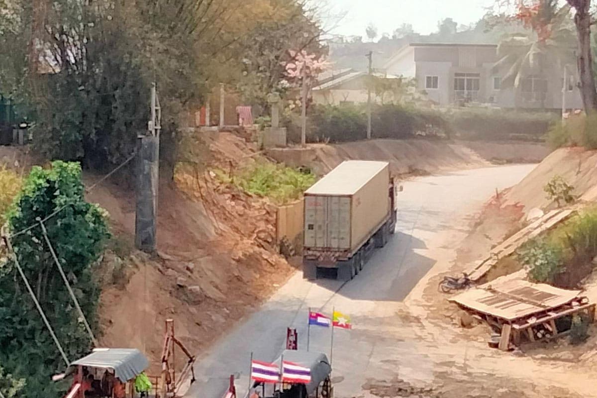 Mae_Sot_border_trade_in_turmoil_Tak_tightens_controls_on_59_crossing_points_SPACEBAR_Photo09_503f170682.jpg